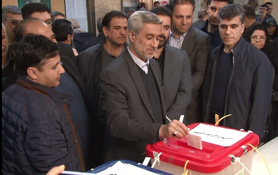 استاندار همدان رأی خود را به صندوق انداخت