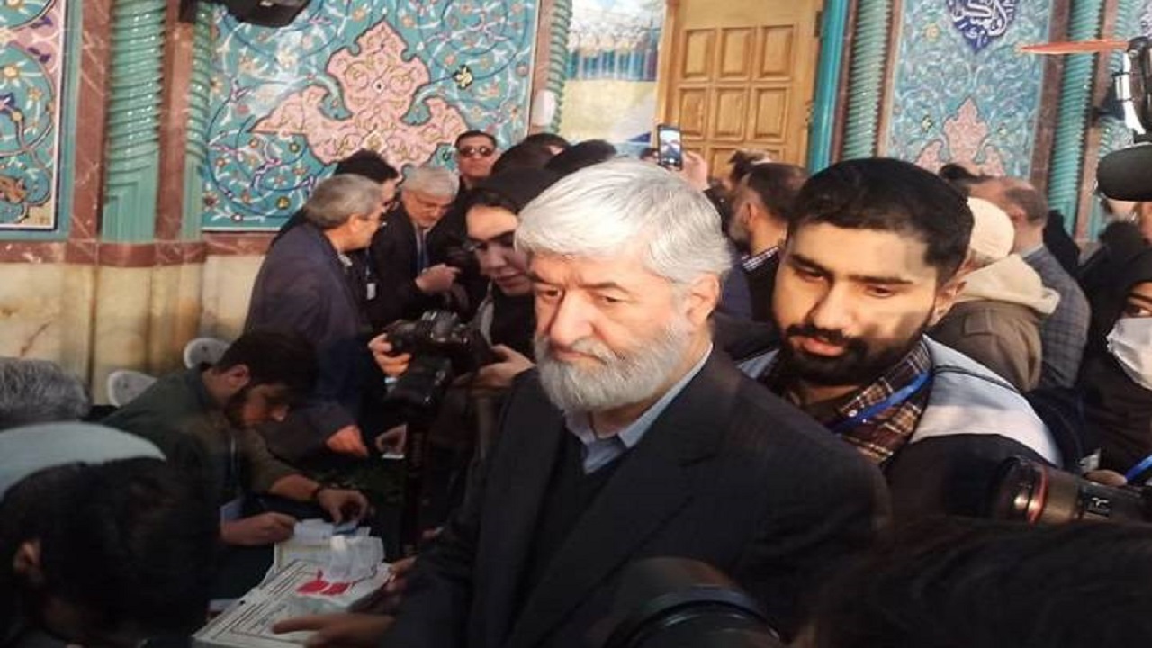 حضور  مطهری در حسینیه ارشاد برای شرکت در انتخابات