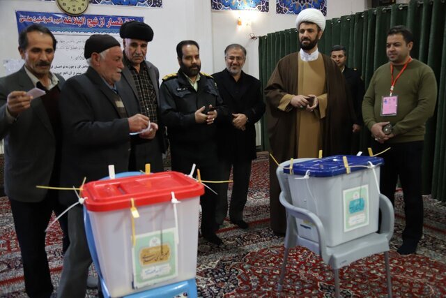 امام جمعه و فرماندار بهار رأی خود را به صندوق انداختند