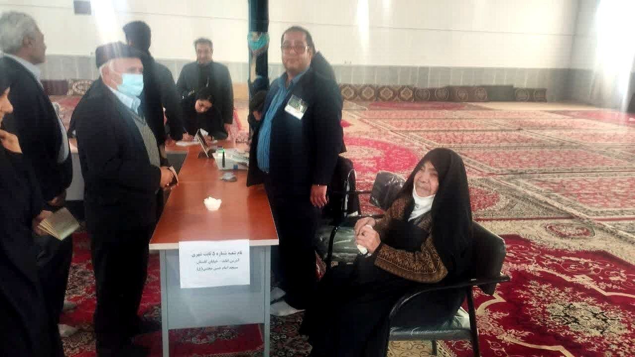 حضور مادر شهید در پای صندوق رای