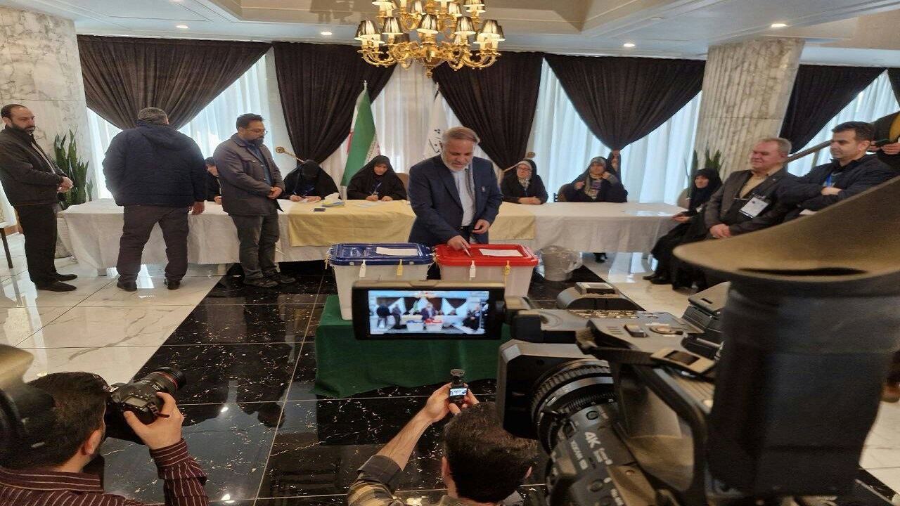 صادقی مقدم رای خود را به صندوق انداخت