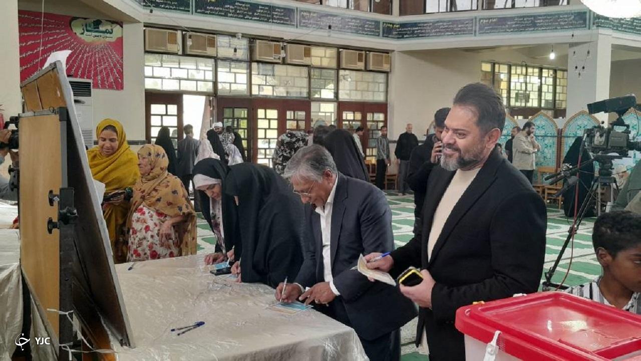 حضور غلامرضا صنعتگر رای پای صندوق رای