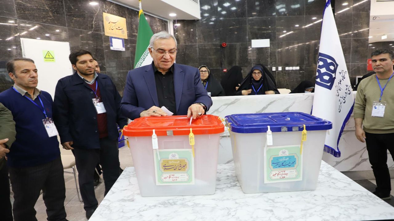 وزیر بهداشت رای خود را به صندوق انداخت