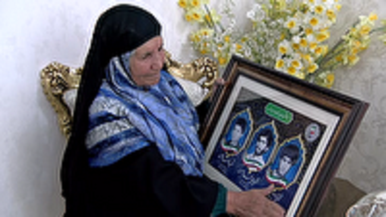 دعوت مادر سه شهید برای حضور در انتخابات