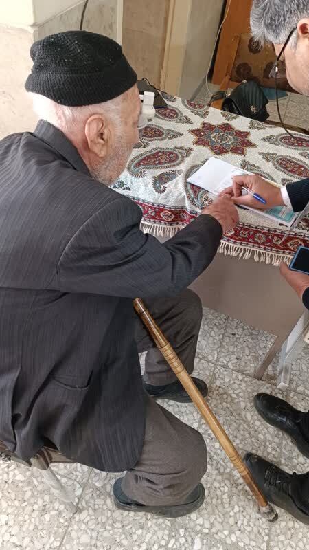 حضور سالمندان در شعب اخذ رای