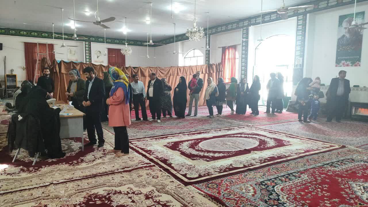 اهالی روستا در حوزه انتخابات
