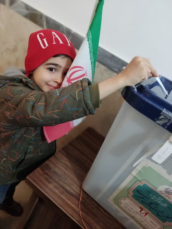 کودکان در شعب اخذ رای