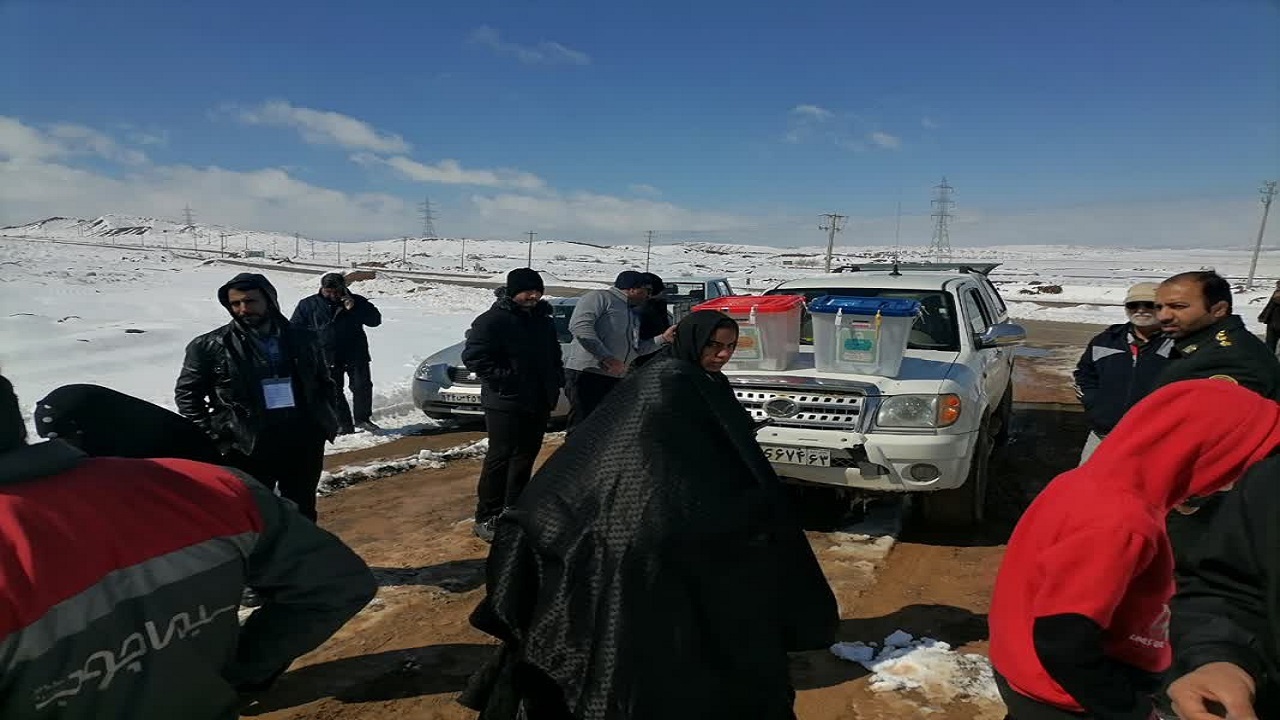 مردم روستای درند علیا در جاده پای صندوق رای حاضر شدند + تصاویر