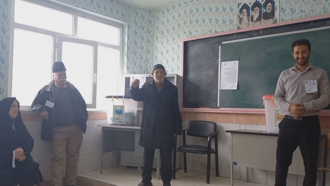 شعرخوانی پیرمرد صفی آبادی در پای صندوق اخذ رای + فیلم