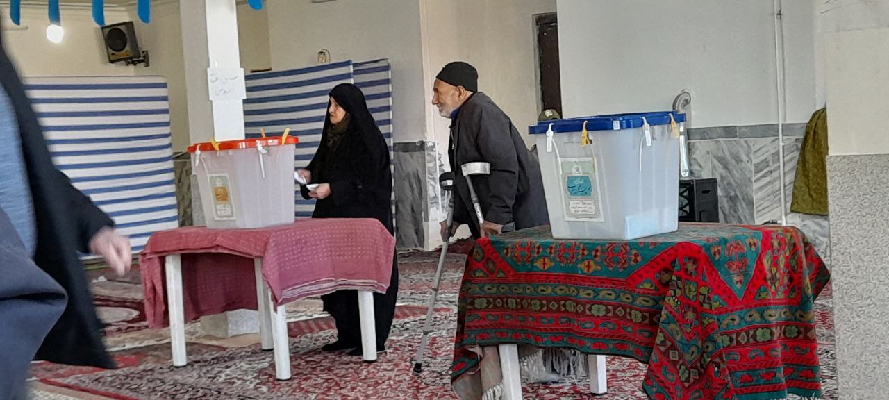 حضور کهنسالان در پای صندوق رای