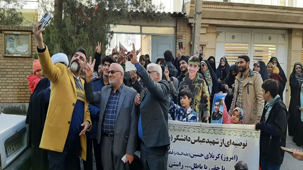 حضور خانواده شهید دانشگر به همراه رای اولی‌ها در انتخابات سمنان