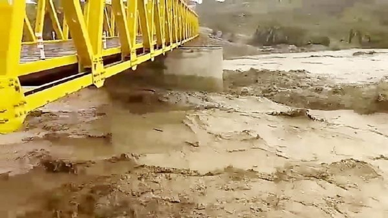 پل بلپیر در محور فرعی نیکشهر- بنت، علی‌رغم بارندگی‌های سیل‌آسا، همچنان پابرجاست