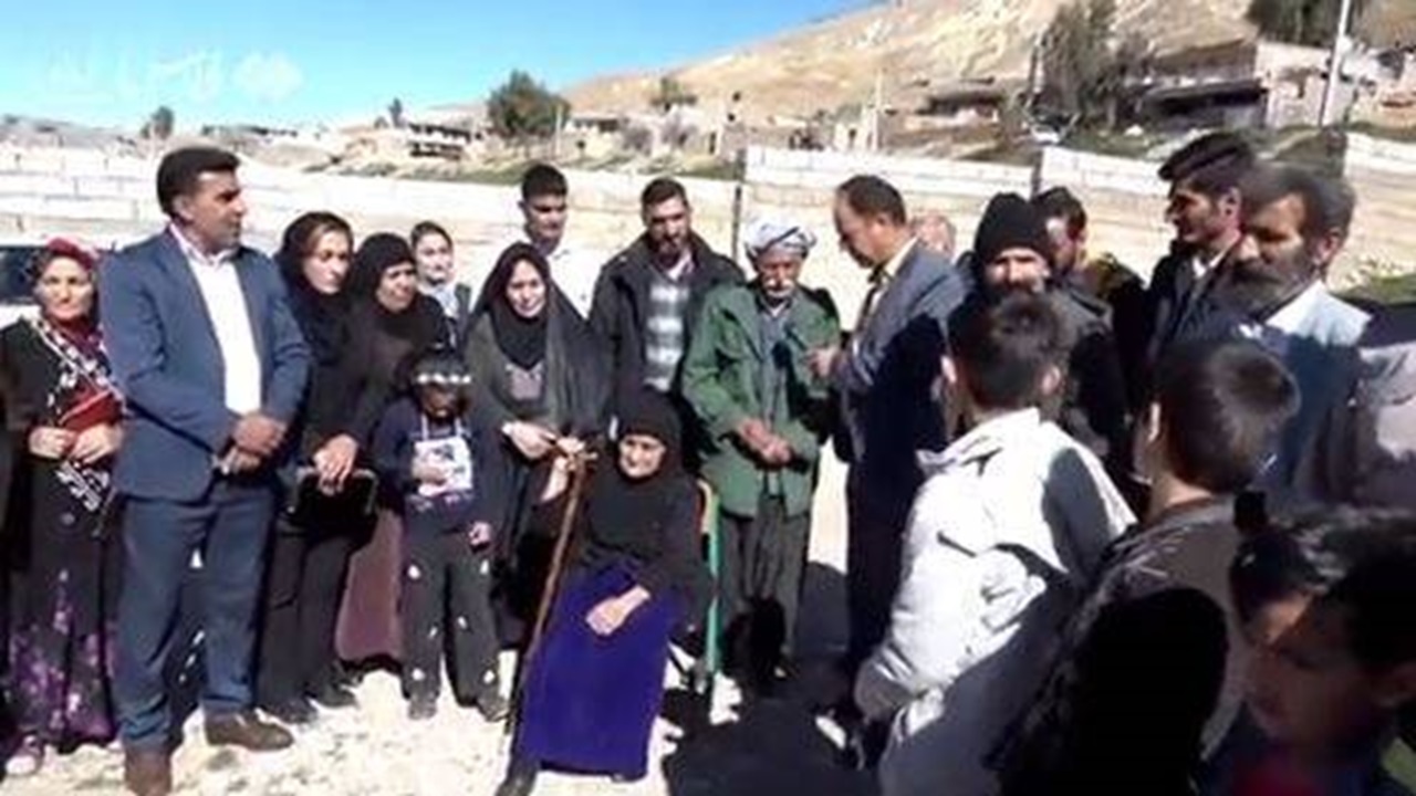 پدر ایلامی با ۲۲ فرزند و ۷۰ نوه و نتیجه‌اش پای صندوق رای آمد + فیلم