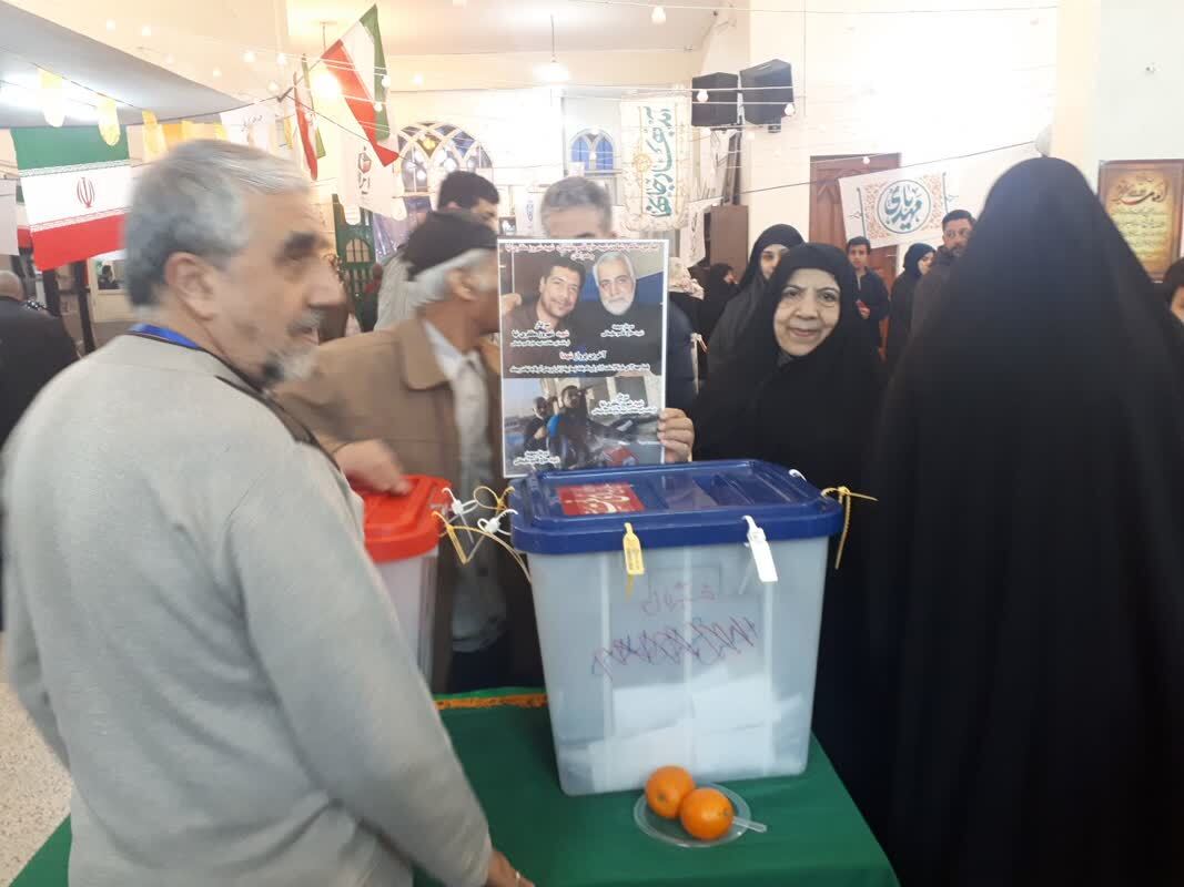 حضور پدر و مادر شهید در پای صندوق رای