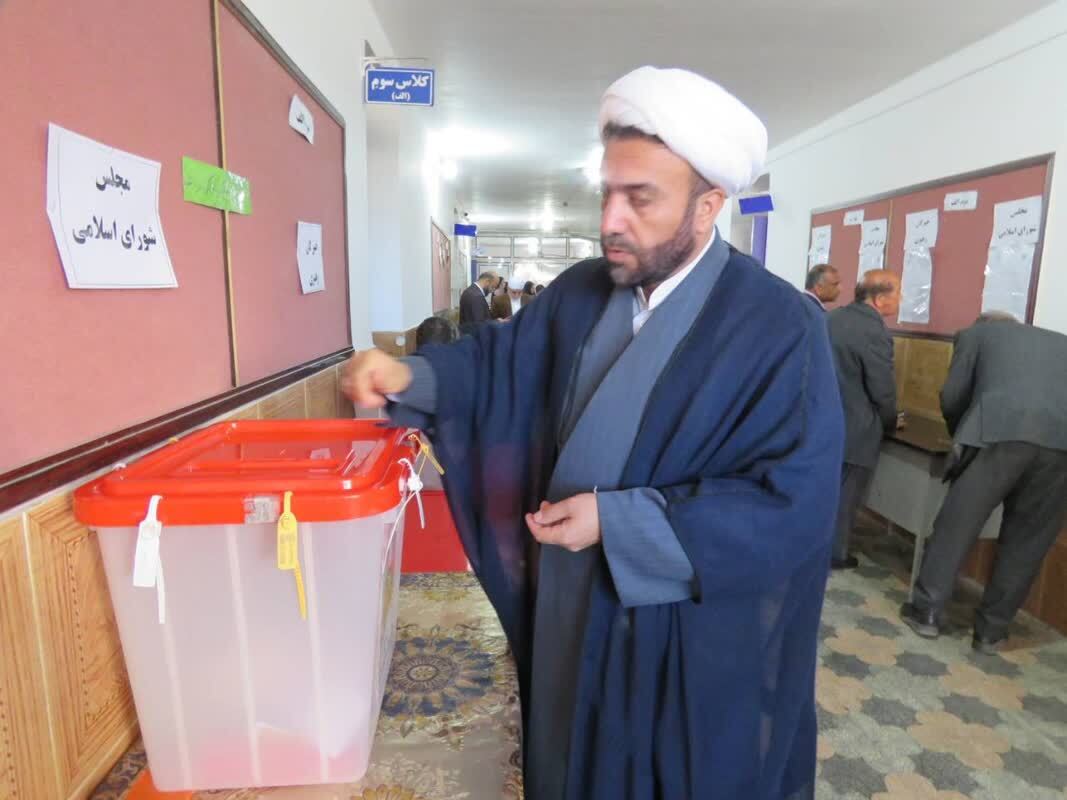 حضور روحانیون در پای صندوق رای