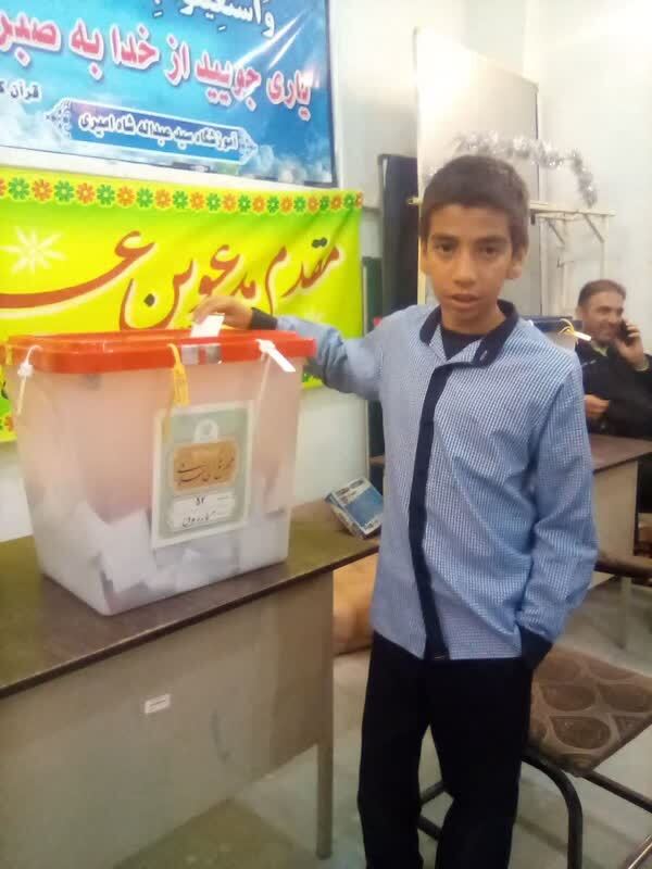 حضور پسران در پای صندوق رای