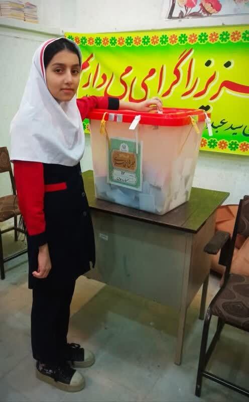 حضور دانش آموزان در پای صندوق