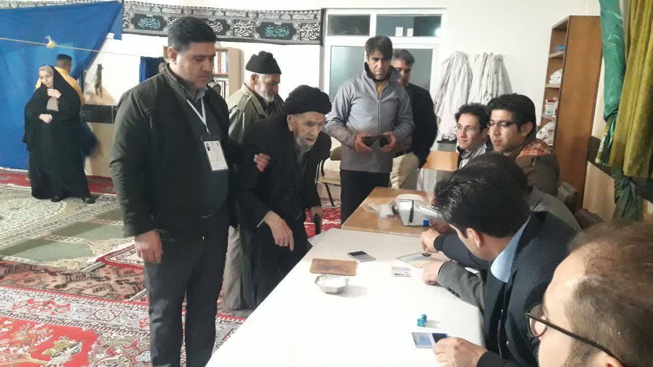 حضور پیرمرد در پای صندوق رای