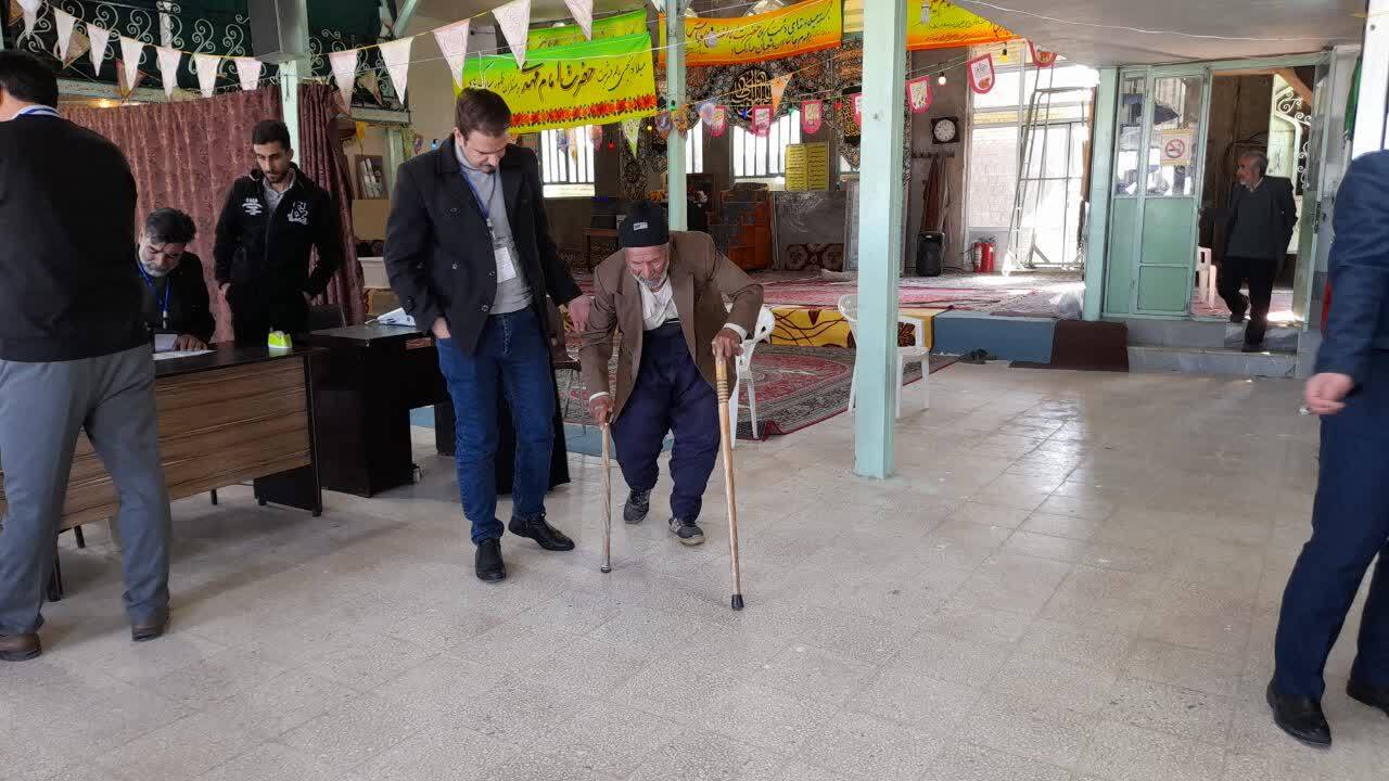 حضور پیرمردی در پای صندوق رای