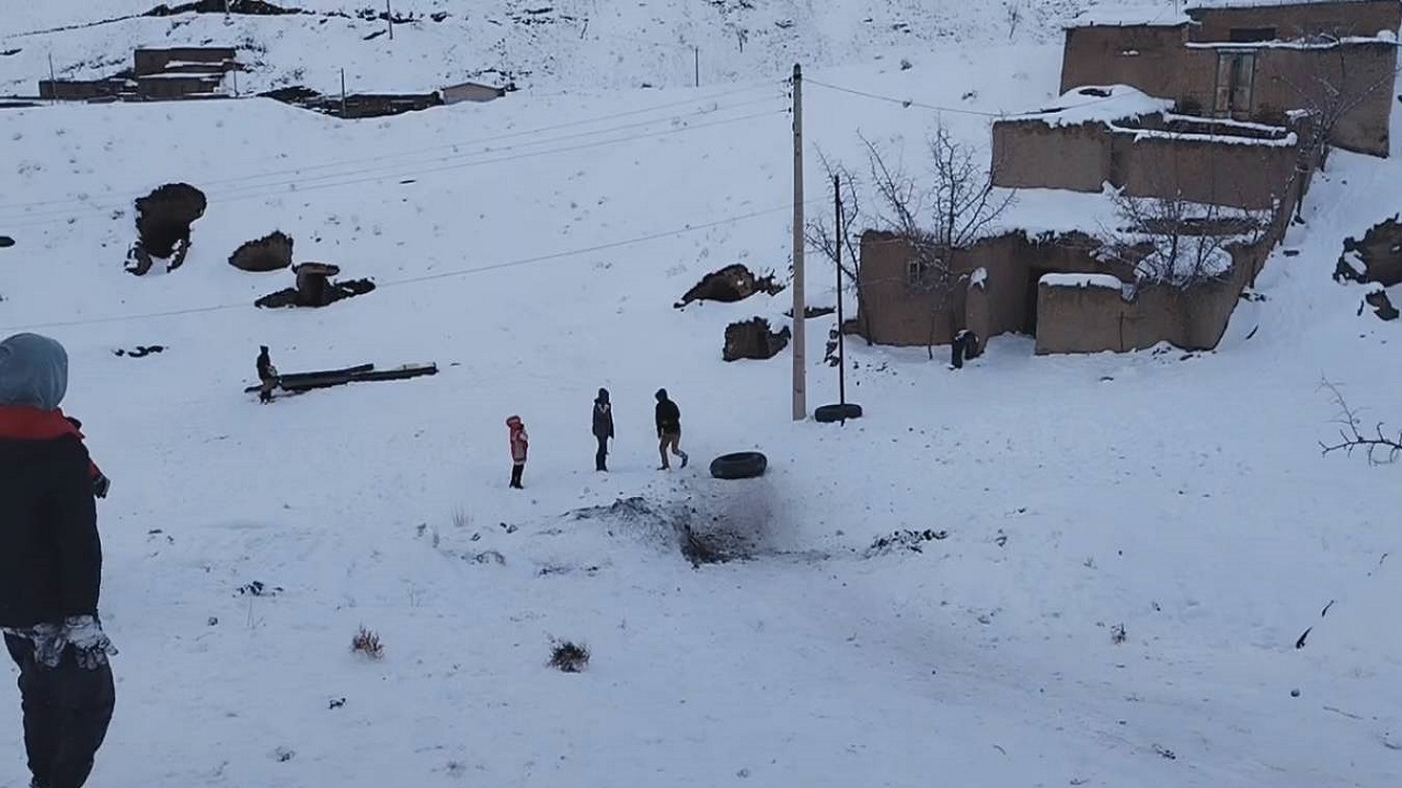 شادمانی اهالی روستای ساقی با بازی‌های زمستانی + فیلم