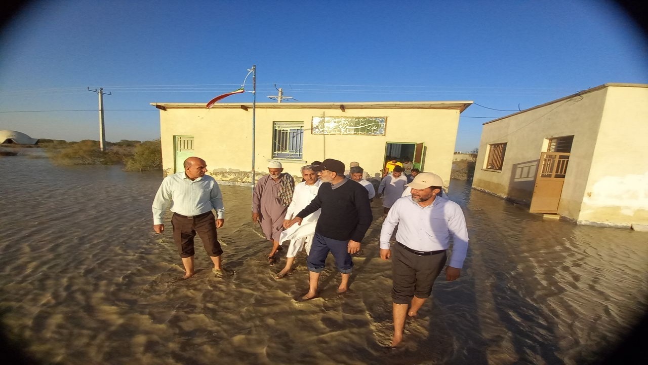 بازدید مدیرکل آموزش و پرورش استان از مدارس و اماکن آموزشی در محاصره سیل  جنوب
