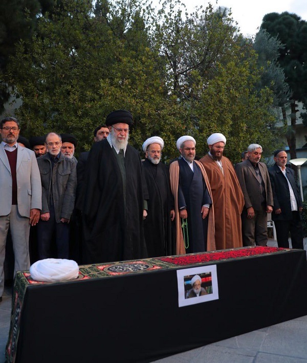 رهبر انقلاب بر پیکر آیت&zwnj;الله امامی کاشانی نماز اقامه کردند
