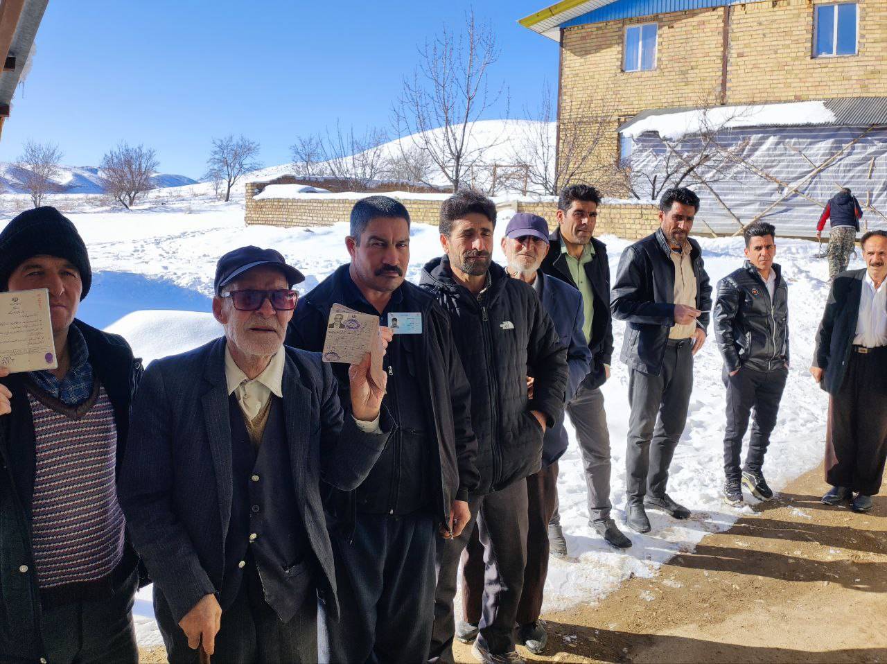 حضور مردمی روستایی در صف انتخابات