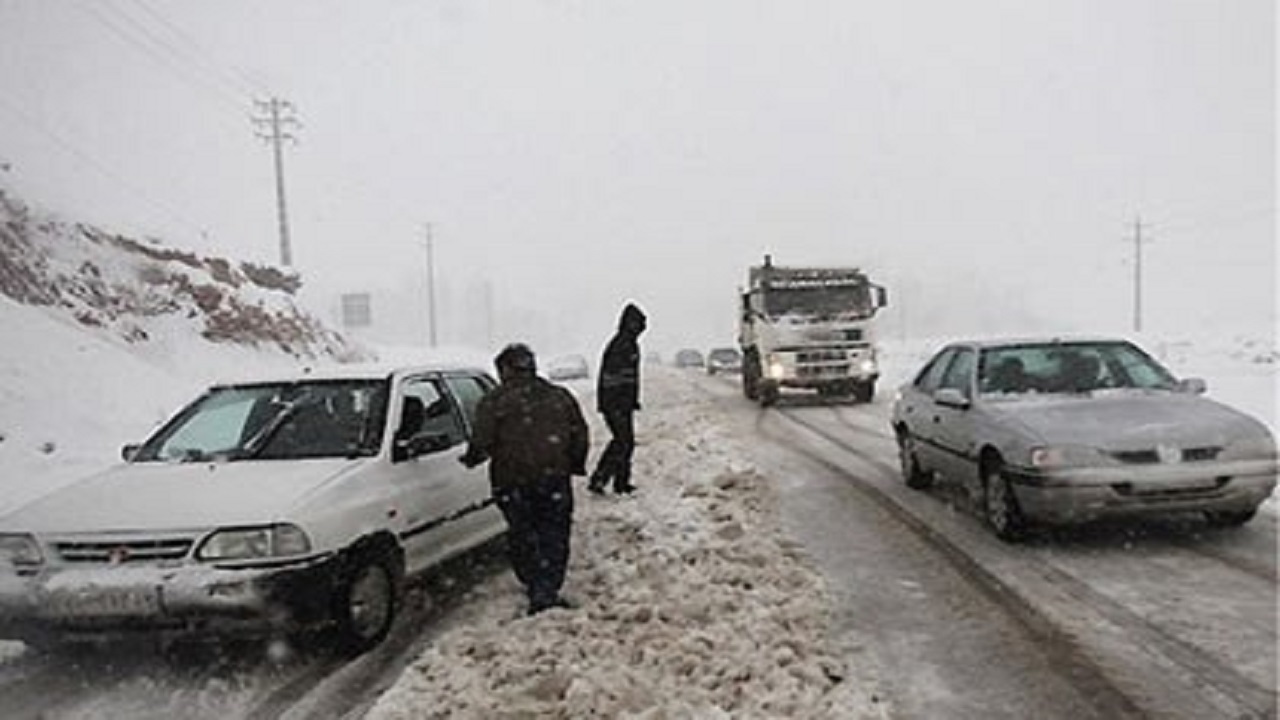 تردد خودرو‌ها در جاده‌های برفی استان اصفهان با زنجیرچرخ