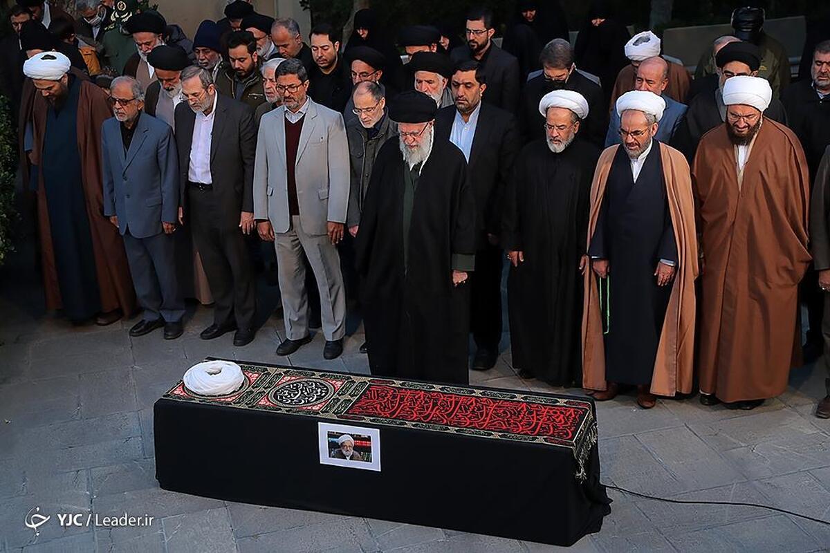 اقامه نماز به امامت رهبر انقلاب بر پیکر شهدای حمله تروریستی دمشق