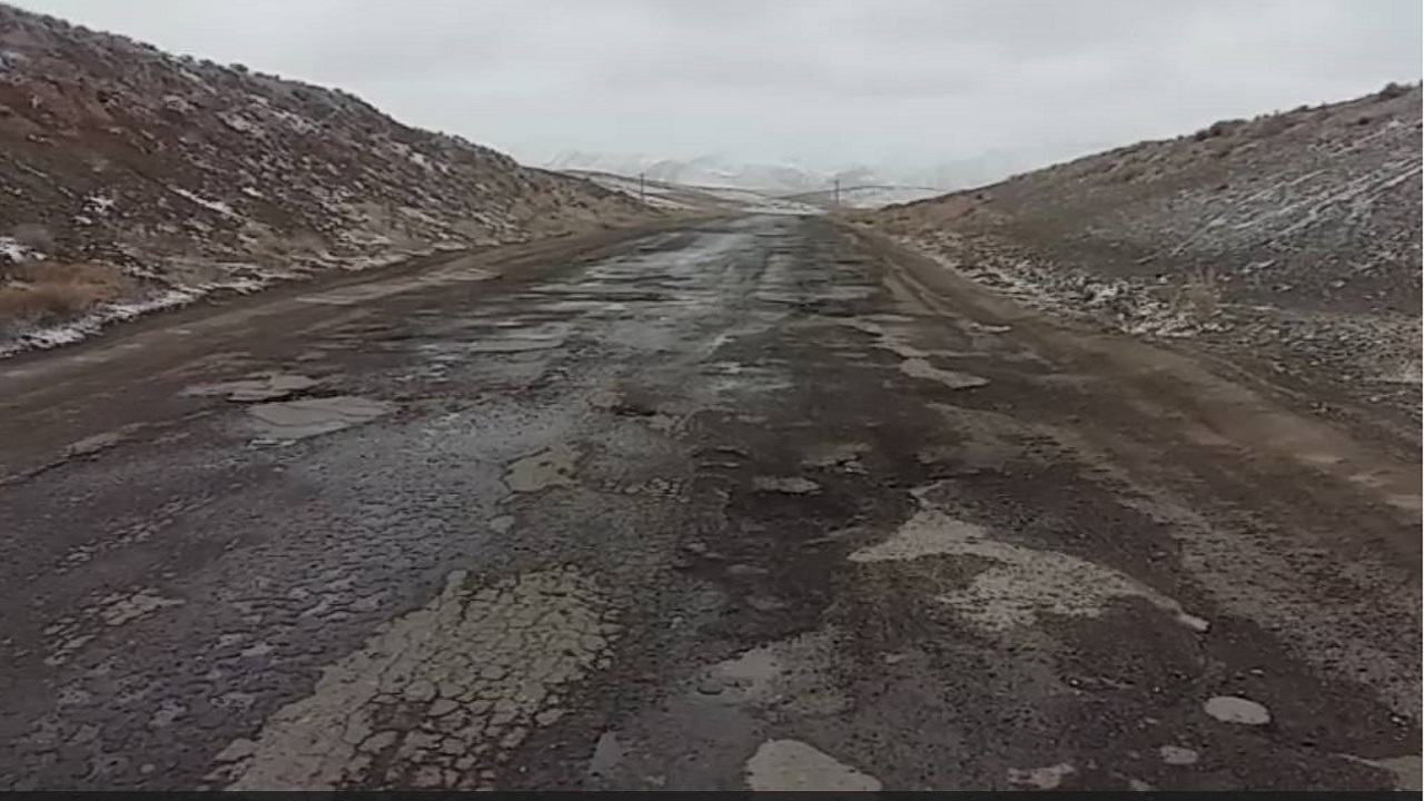 نارضایتی رانندگان از فرسودگی روکش آسفالت جاده فریمان به نسر + فیلم