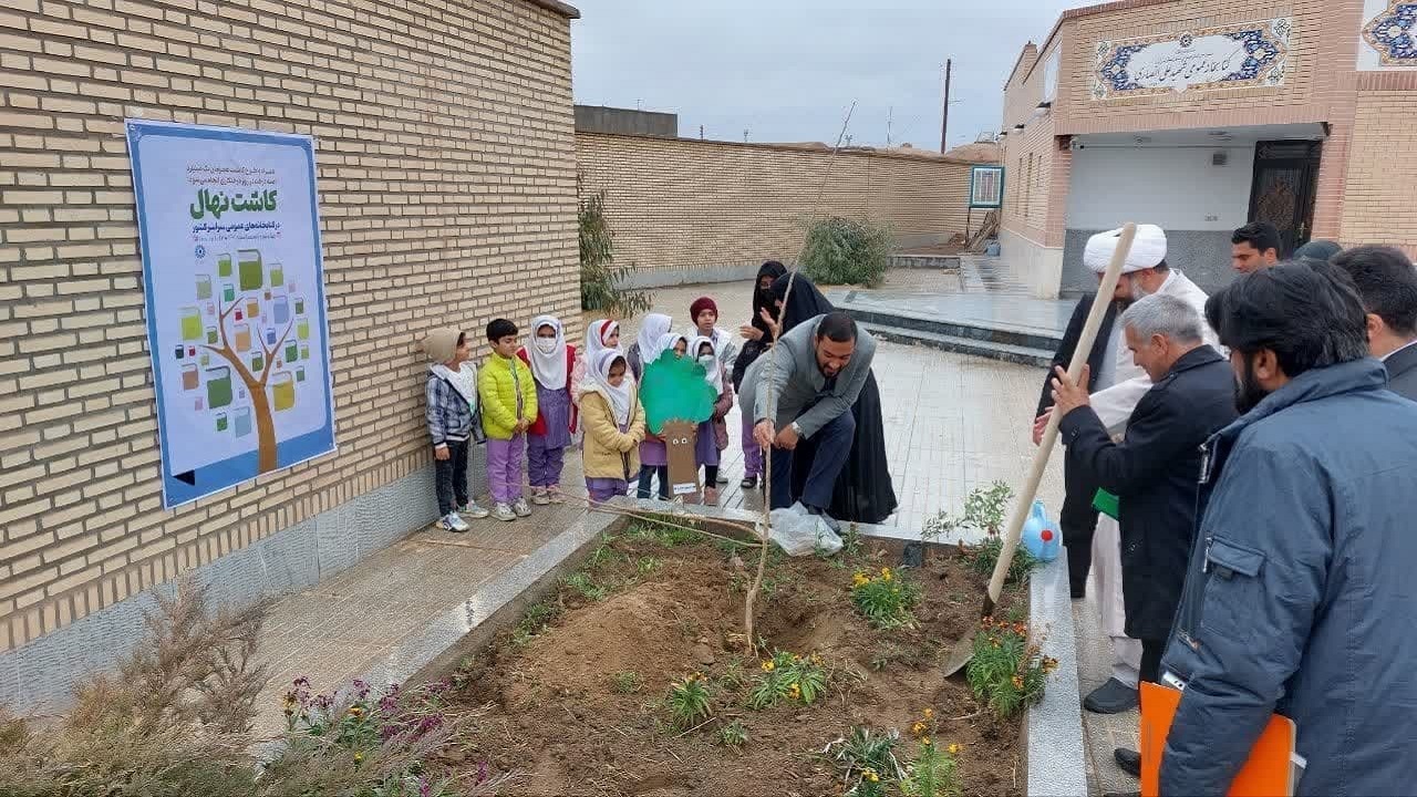 کاشت نهال در روز درختکاری + تصاویر