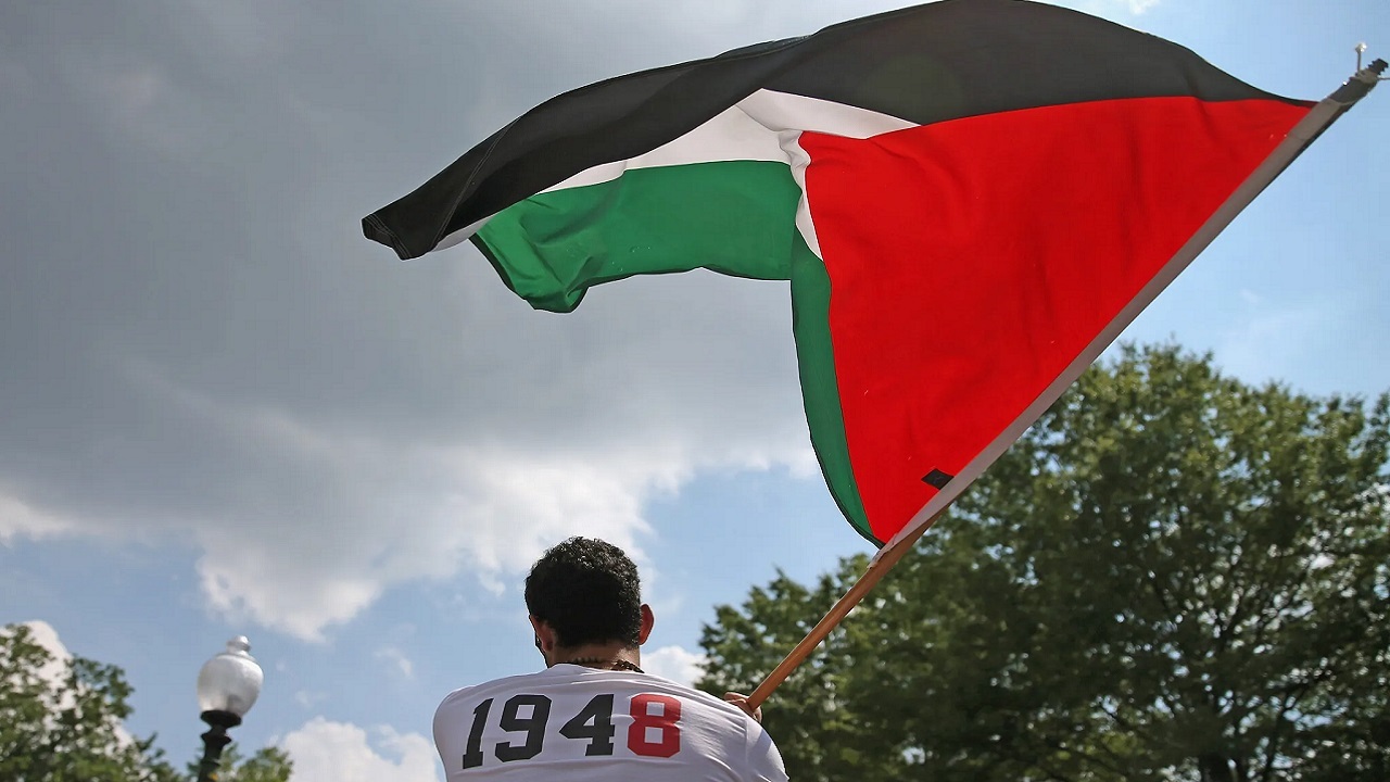 معترضان آمریکایی پرچم فلسطین را جایگزین پرچم آمریکا کردند + فیلم