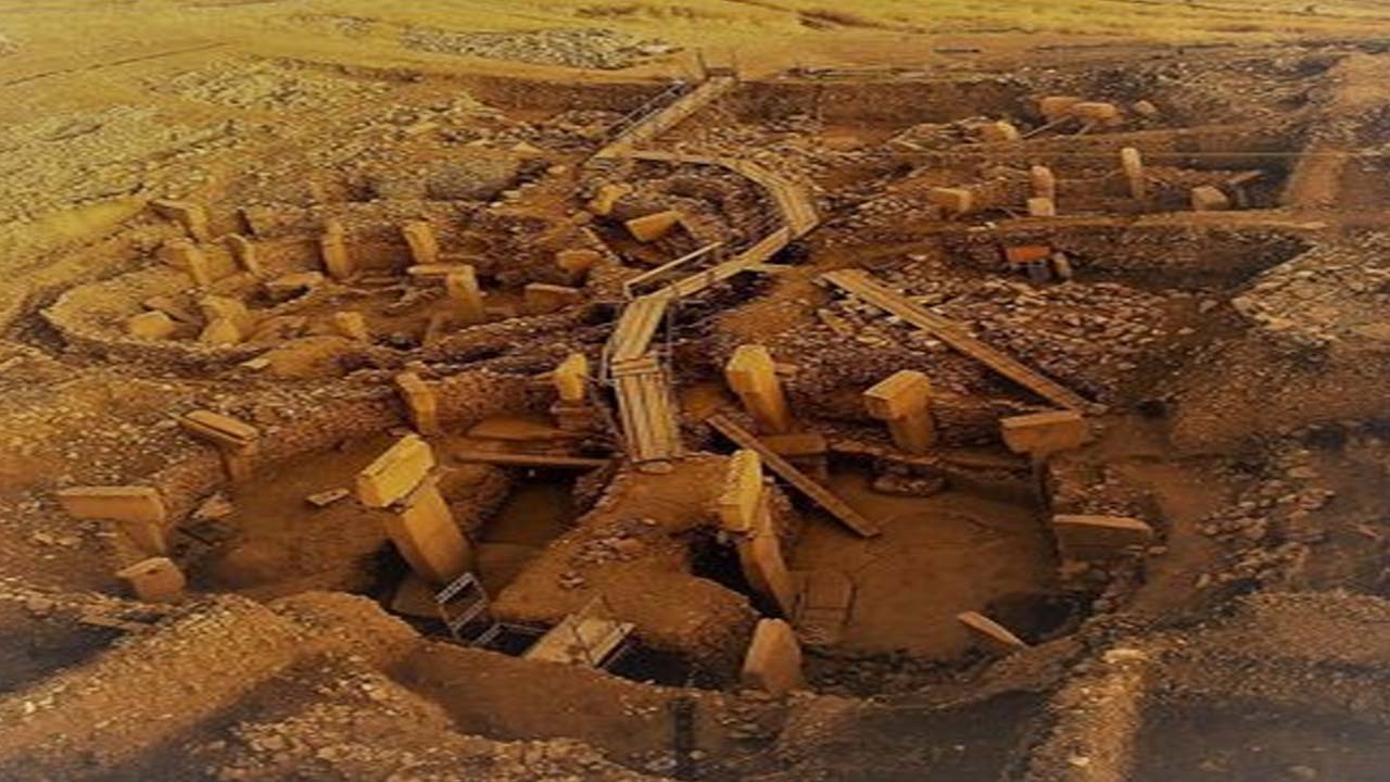 کشف مقبره‌ای که ۲۵۰۰ سال دست نخورده باقی مانده + عکس