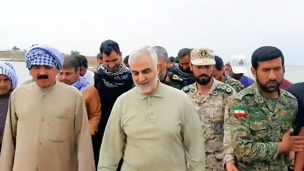 حضور حاج قاسم از داخل بالگرد امدادی تا میان مردم در سیل خوزستان + فیلم