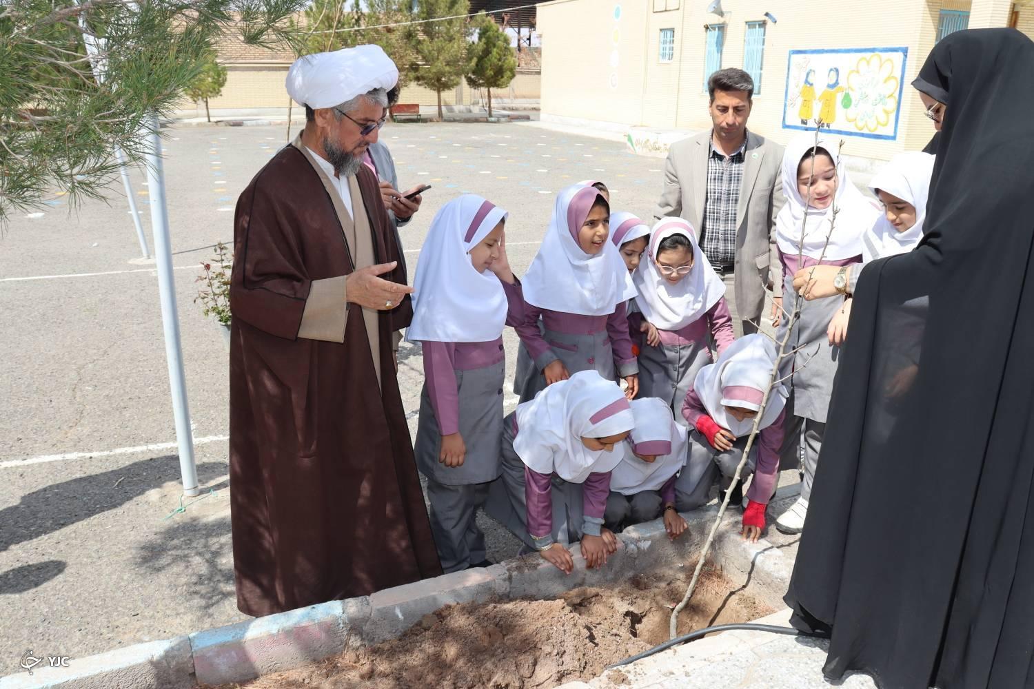 جشن همدلی و احسان با غرس نهال مهربانی در گلشن انار