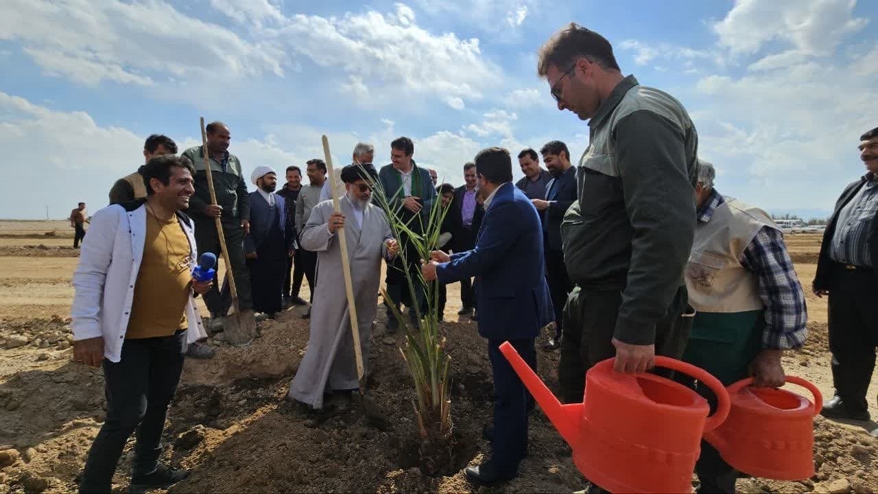 آغاز احداث نخستین نخلستان هوشمند و صنعتی در بافق +عکس