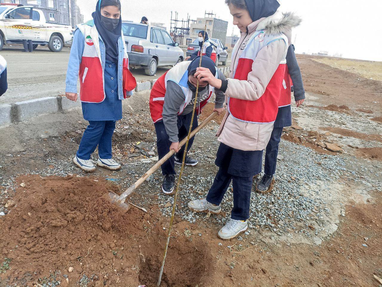 کاشت نهال در دهگلان به مناسبت هفته درختکاری