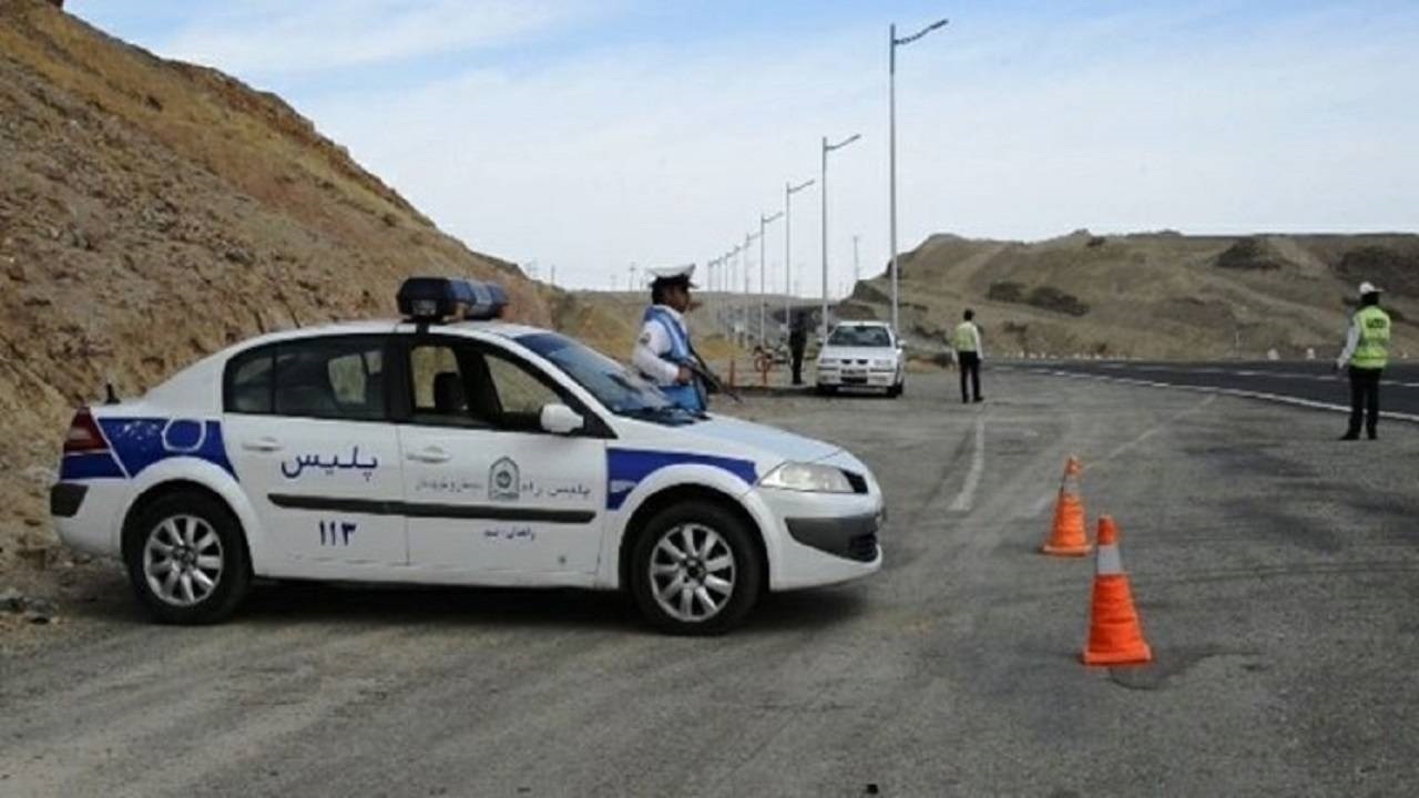 امداد رسانی پلیس راهور به خودروی گرفتار در جاده سرخس به شهر رضویه + فیلم