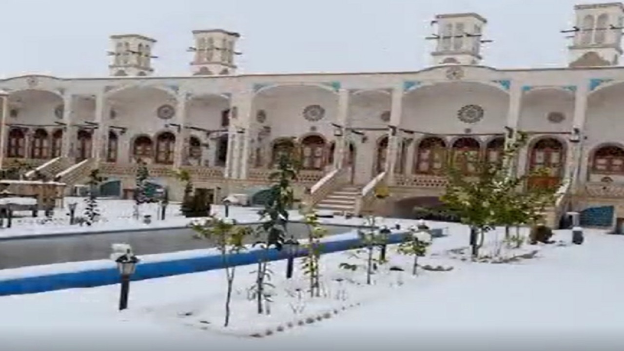 نمایی از عمارت تاریخی امیرخان آران و بیدگل در روز‌های برفی