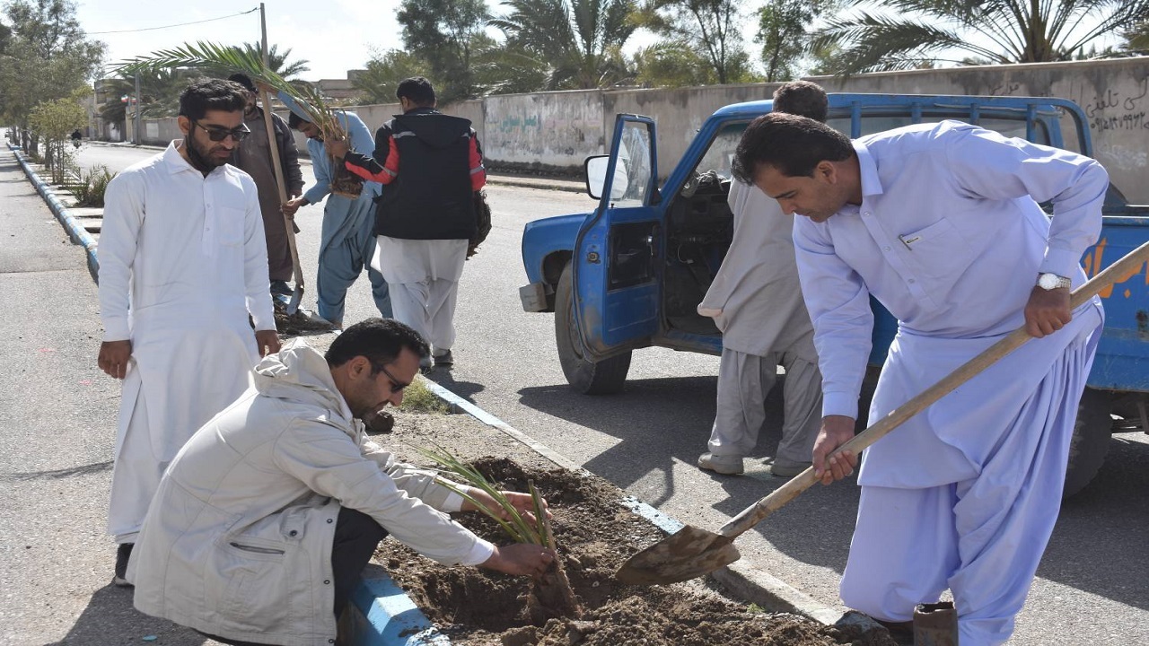 کاشت نهال مثمر و غیر مثمر در شهرستان مهرستان