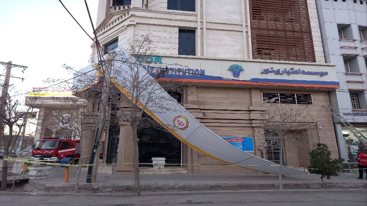 سقوط تابلوی بانک در زرند بی خطر بود