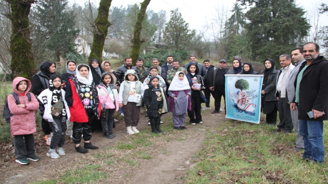 کاشت ۵۰ اصله نهال به دستان دانش آموزان آستارایی و خانواده هایشان