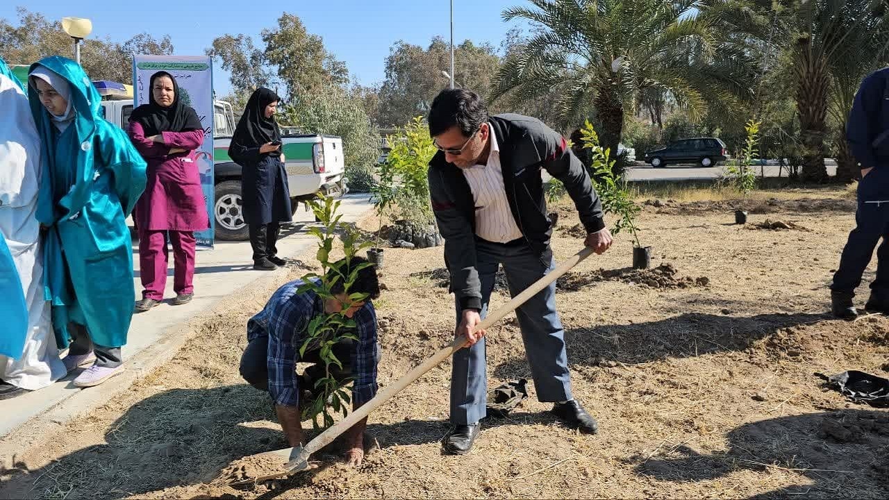 غرس ۸۰ نهال مثمر در بیمارستان ولیعصر بافق