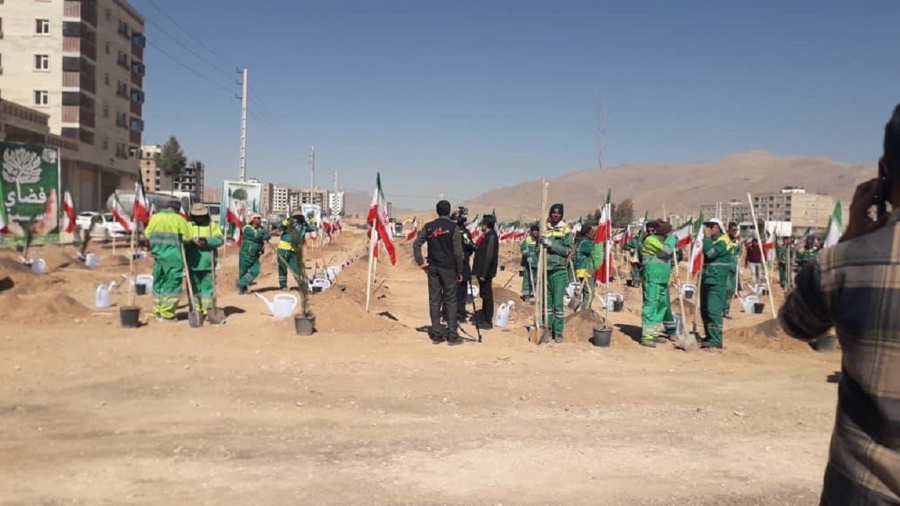کاشت نهال و برپایی نمایشگاه در شیراز به مناسبت هفته درختکاری + فیلم و تصاویر