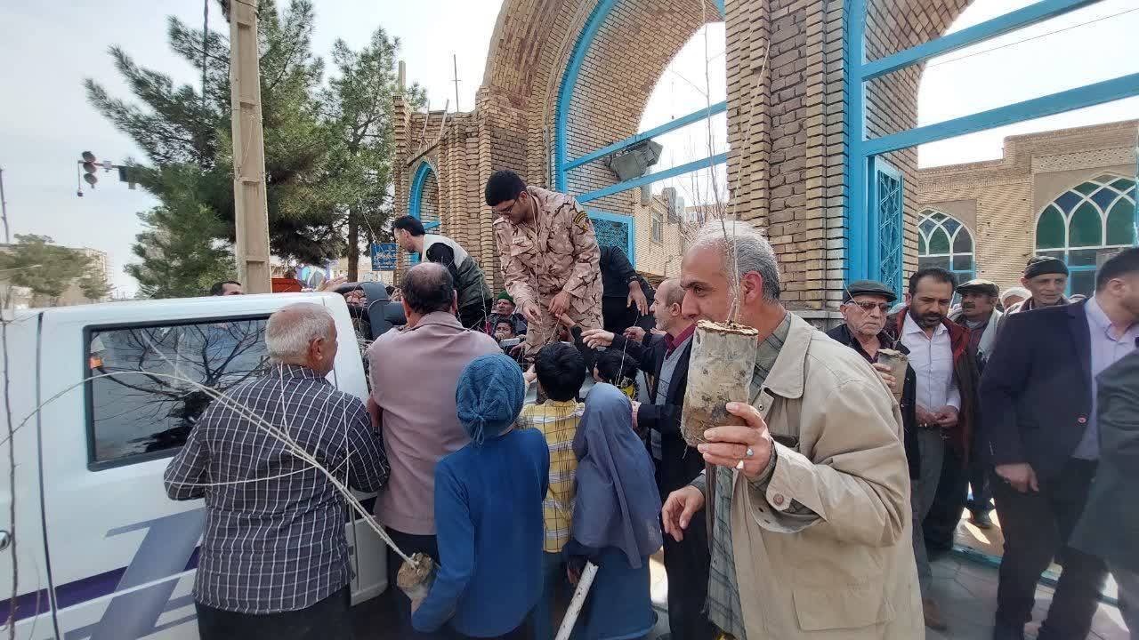 توزیع نهال در آران و بیدگل