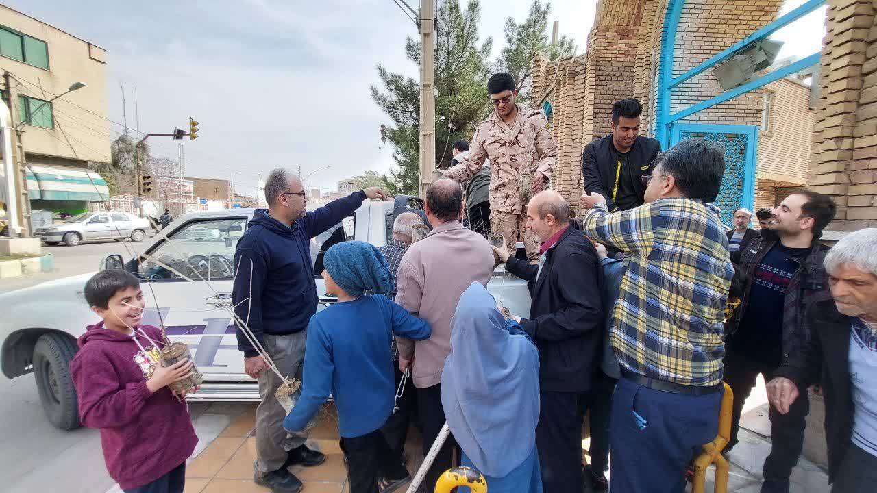 توزیع نهال بین نمازگزاران در آران و بیدگل