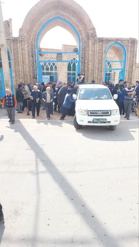 توزیع نهال بین نمازگزاران آران و بیدگلی در هفته درختکاری