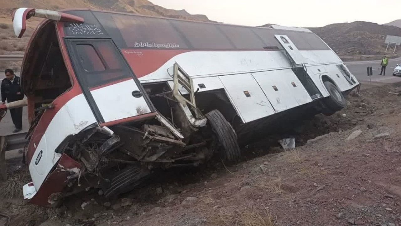 واژگونی اتوبوس در خروجی اردکان