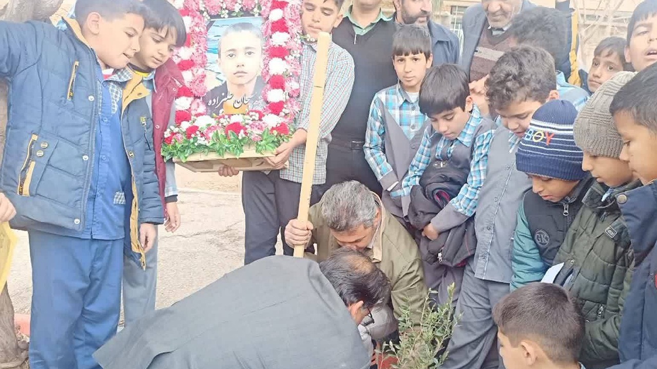 کاشت نهال  به یاد شهید دانش آموز حادثه تروریستی کرمان