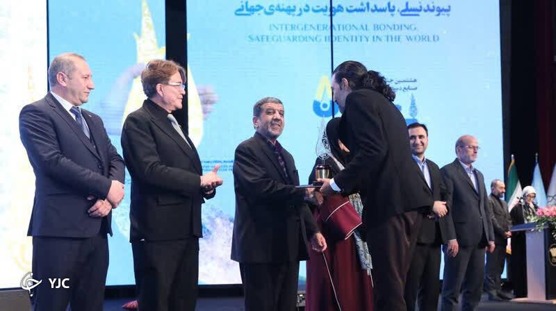 جشنواره بین المللی فجر صنایع‌دستی به هنرمندان فارس رسید 